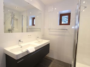 Chalet | Bathroom | Bathtub, towels