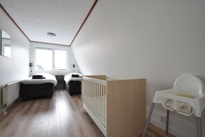 Casa | 4 habitaciones, muebles diferentes y tabla de planchar con plancha 