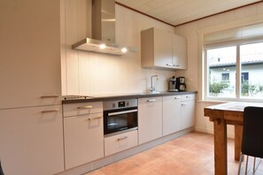 Casa | Cocina privada | Refrigerador y periquera 