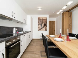 Apartment | Eigene Küche | Hochstuhl, Kochgeschirr/Geschirr/Besteck