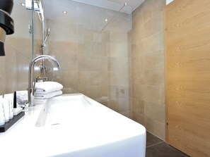 Apartment | Badezimmer | Dusche, Handtücher