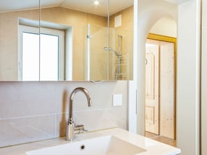 Apartment | Bathroom | Combined shower/tub, towels