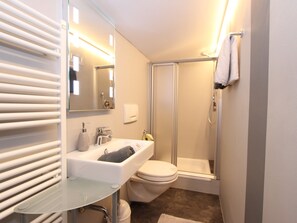 Apartment | Badezimmer | Dusche, Handtücher