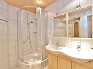 Casa | Baño | Regadera y toallas
