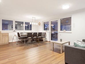 Dining - Cozy Apartment in Neukirchen am Großvenediger With Terrace (Neukirchen am Grossvenediger)