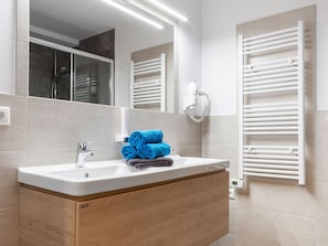 Shower, hair dryer, towels - Cozy Apartment in Neukirchen am Großvenediger With Terrace (Neukirchen am Grossvenediger)
