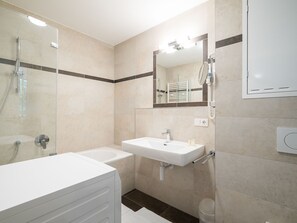 Apartment | Badezimmer | Duschwanne, Handtücher