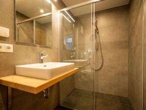 Chalet | Bathroom - Chalet in Zell am See Near Ski Slopes (Bruck an der Grossglocknerstrasse)