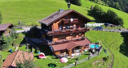Beautiful Mountainside Chalet in Konigsleiten