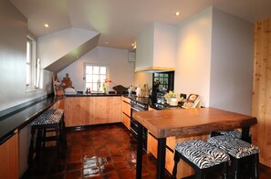 Villa | Private kitchen | Oven, highchair