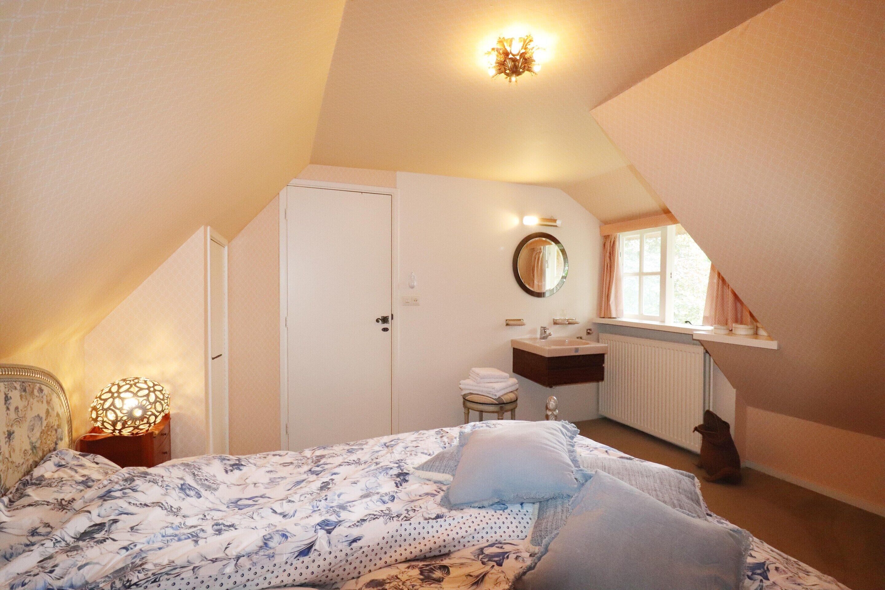 5 bedrooms, individually furnished, bed sheets