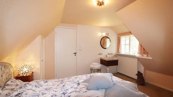 5 bedrooms, individually furnished, bed sheets