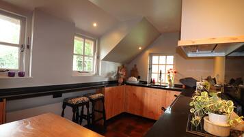 Villa | Private kitchen | Oven, highchair