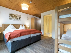 House | 12 bedrooms, iron/ironing board, bed sheets