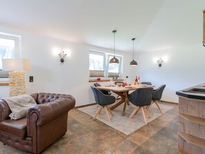 Dining - Apartment in Neukirchen am Grossvenediger With Balcony (Neukirchen am Grossvenediger)