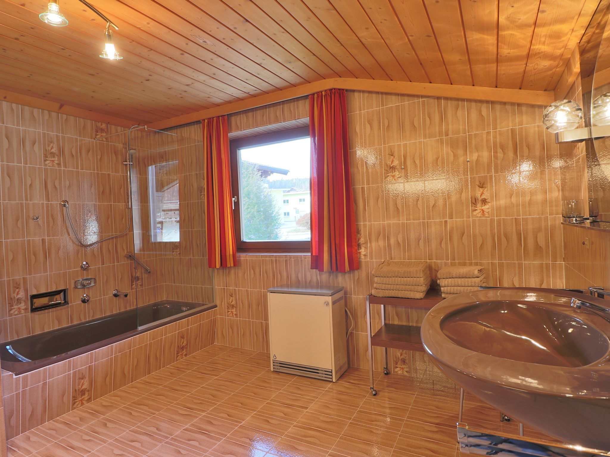 Ferienhaus | Badezimmer | Duschwanne, Handtücher