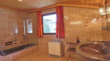 Ferienhaus | Badezimmer | Duschwanne, Handtücher