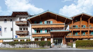 A multi-story hotel with balconies, a ski bar, and a ski lodge sign. - Apartment in Wald Near Zillertal Ski Area (Wald im Pinzgau)