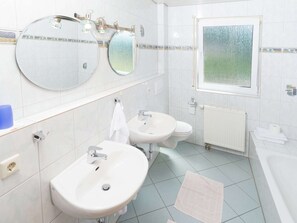 Apartment | Bathroom | Bathtub, towels