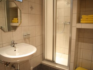 Apartment | Badezimmer | Dusche, Handtücher