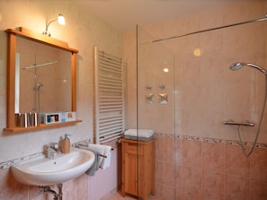 Apartment | Bathroom | Shower, towels - Modern Apartment In Friedland Near Lake (Friedland)