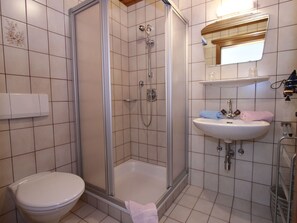 Apartment | Badezimmer | Dusche, Handtücher