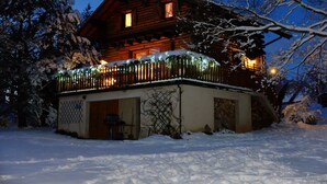 A wooden cabin with a balcony, surrounded by snow. - Spacious Chalet for 4 in Hommert (Hommert)