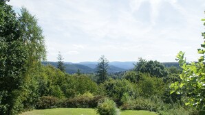 A grassy area with trees and a view of distant mountains. - Spacious Chalet for 4 in Hommert (Hommert)