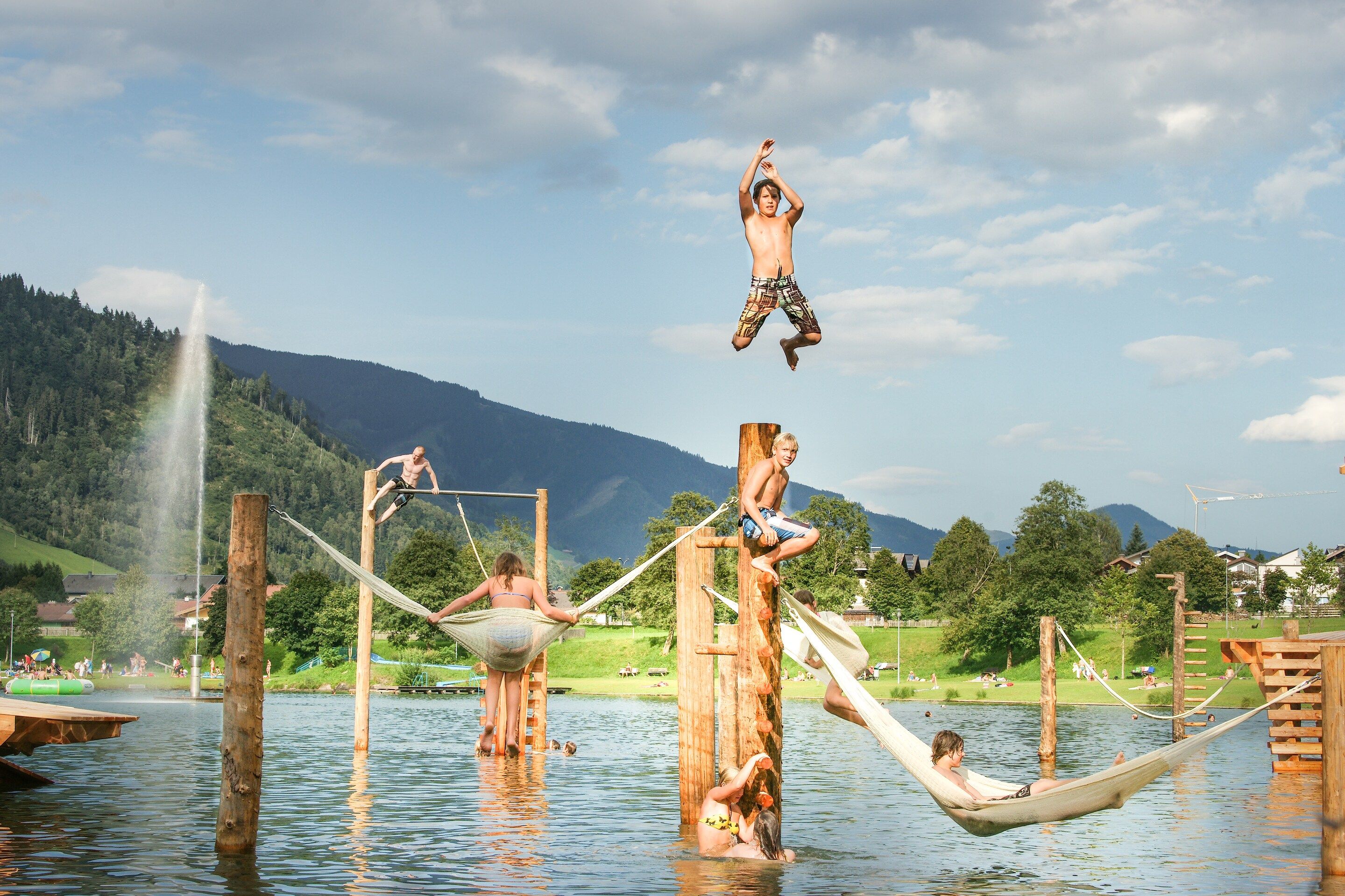 Een waterpark met diverse waterattracties en activiteiten.