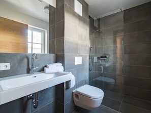 Ferienhaus | Badezimmer | Dusche, Handtücher