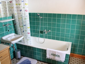 House | Bathroom | Combined shower/tub, towels - Cosy Holiday Home in Salzburg With Garden and Mountain Views (Krispl)