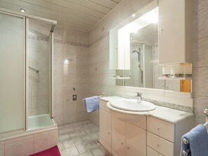 Apartment | Badezimmer | Dusche, Handtücher