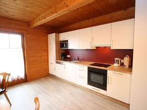 Ferienhaus | Eigene Küche | Wasserkocher mit Kaffee-/Teezubehör, Kühlschrank, Mikrowelle, Ofen