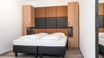 4 bedrooms, bed sheets