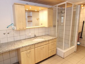 Chalet | Badezimmer | Badewanne, Haartrockner, Handtücher