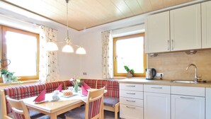 Apartment | Dining - Modern Apartment Near Ski Area in Uttendorf (Uttendorf)