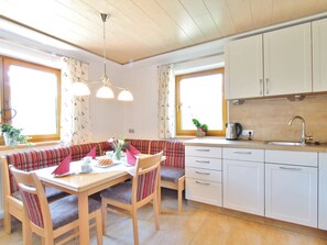 Apartment | Dining - Modern Apartment Near Ski Area in Uttendorf (Uttendorf)