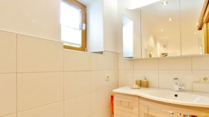 Apartment | Bathroom - Modern Apartment Near Ski Area in Uttendorf (Uttendorf)