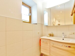 Apartment | Bathroom - Modern Apartment Near Ski Area in Uttendorf (Uttendorf)