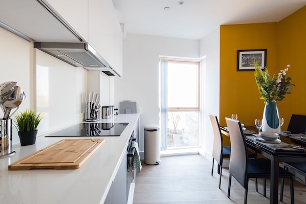 Apartamento | Cozinha privada | Geladeira, micro-ondas, fogão, cooktop