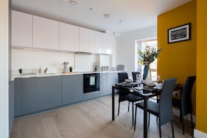 Apartamento | Cozinha privada | Geladeira, micro-ondas, fogão, cooktop