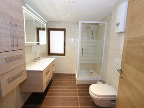 Chalet | Badezimmer | Dusche, Handtücher