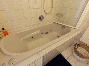 Apartment | Bathroom | Combined shower/bathtub, towels - An Ideal Holiday Location by the Water Near Beautiful Giethoorn (Hasselt)