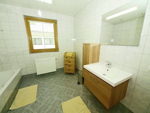 Apartment | Bathroom | Bathtub, towels