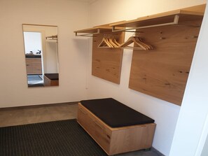 3 Schlafzimmer, Babybetten, individuell eingerichtet, Bettwäsche