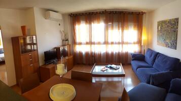 Een televisie en een kantoor