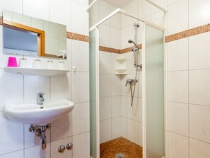 Apartment | Bathroom - Mountain View Apartment in Piesendorf With Ski Storage (Piesendorf)