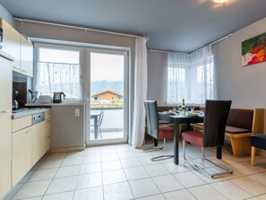 Apartment | Living room - Mountain View Apartment in Piesendorf With Ski Storage (Piesendorf)