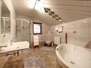 Bathroom | Combined shower/tub, towels