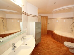 Apartment | Bathroom - Luxurious Apartment in Mayrhofen With Mountain View (Schwendau)